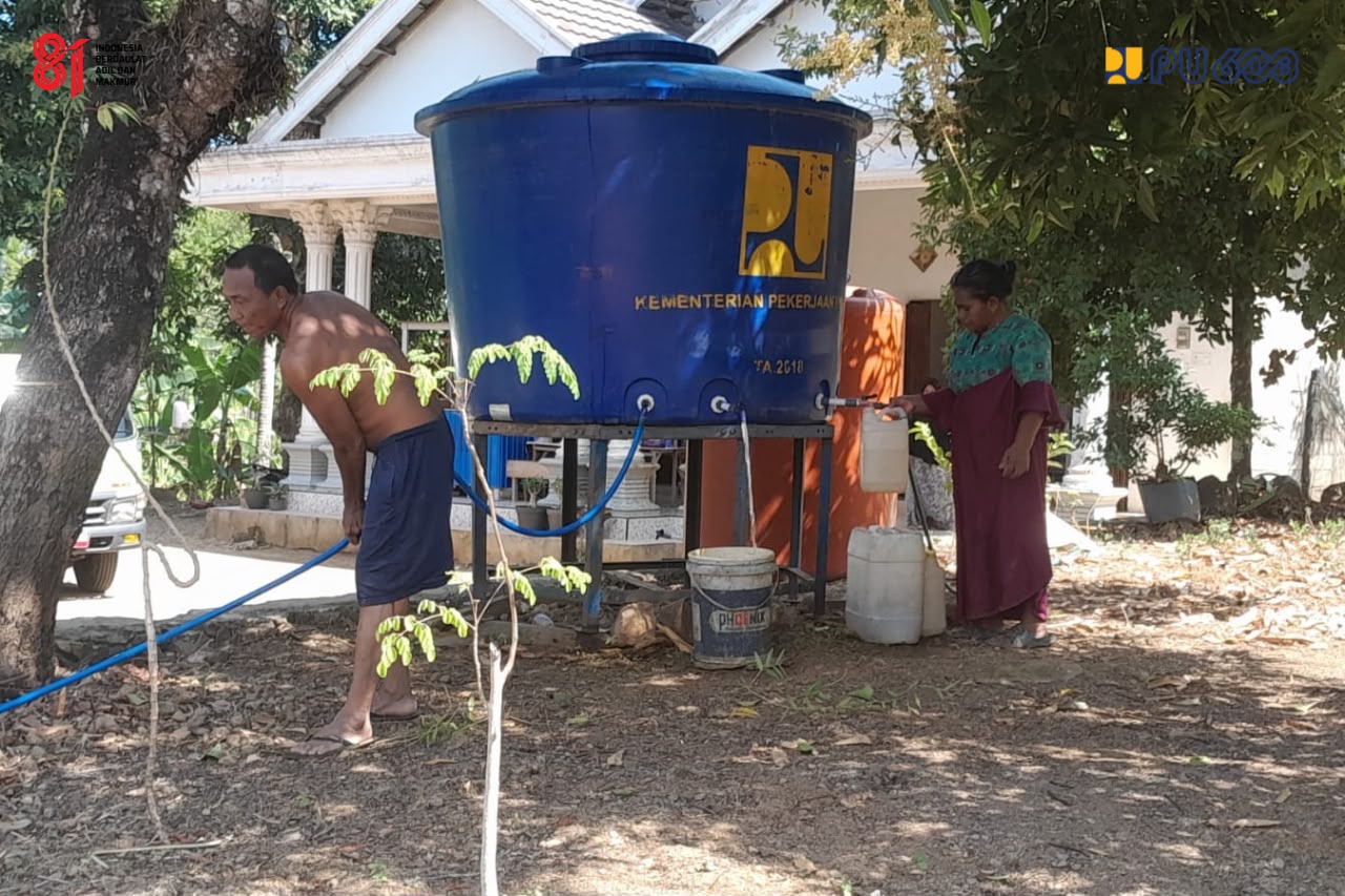 Kementerian Pekerjaan Umum (PU) mendistribusikan 8.000 liter air bersih. Foto: PU/peluangnews