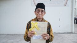 Salah satu penerima manfaat program Andi Mulyadi, pembina Masjid Muhajirin Makassar. Foto: humas/peluangnews