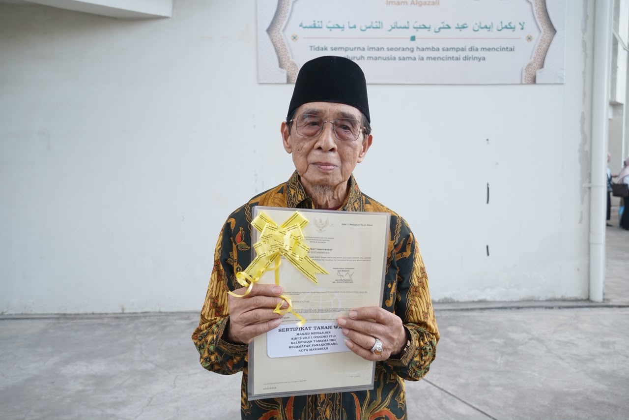 Salah satu penerima manfaat program Andi Mulyadi, pembina Masjid Muhajirin Makassar. Foto: humas/peluangnews