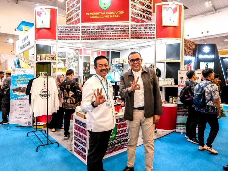 Bupati Mandailing Natal Saipullah Nasution bersama Presdir BMI Group Kamaruddin Batubara. Foto: Gema/peluangnews