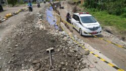 Kerusakan yang berulang pada ruas Jalan Nasional Gunung Sitoli–Teluk Dalam–Lolowau di Pulau Nias, Sumatera Utara.