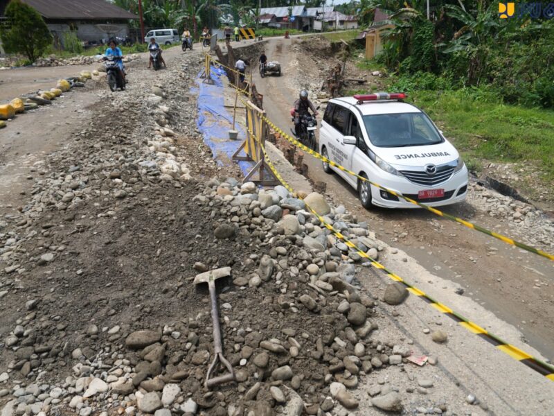 Kerusakan yang berulang pada ruas Jalan Nasional Gunung Sitoli–Teluk Dalam–Lolowau di Pulau Nias, Sumatera Utara.