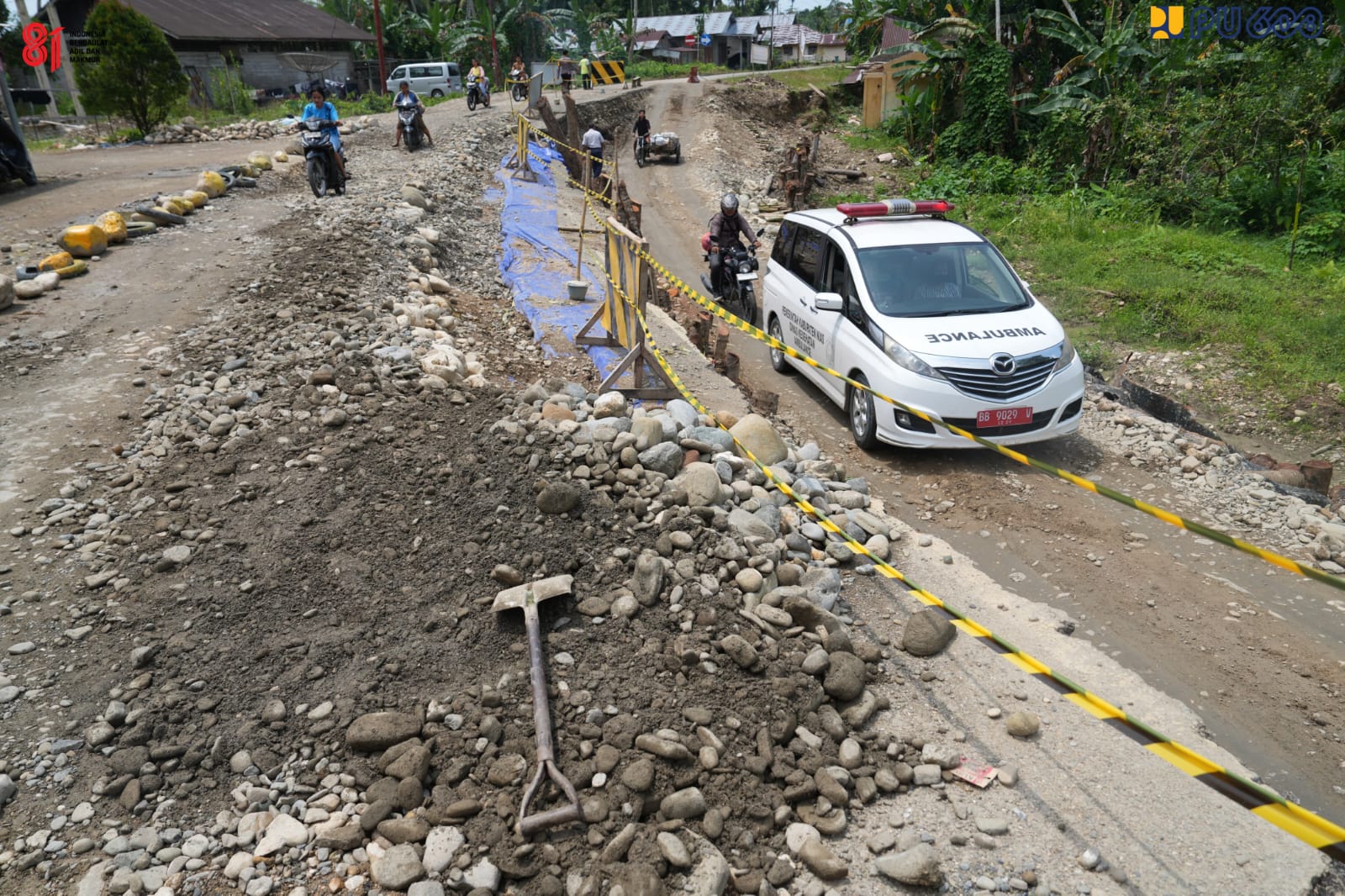 Kerusakan yang berulang pada ruas Jalan Nasional Gunung Sitoli–Teluk Dalam–Lolowau di Pulau Nias, Sumatera Utara.
