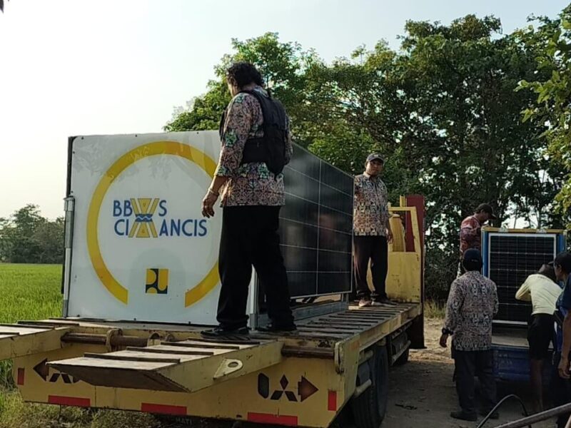 Pompa air bertenaga surya.