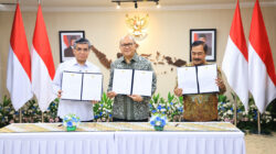 Surat Keputusan Bersama (SKB) tentang integrasi sistem pelayanan TKA lintas Kementerian/Lembaga berbasis layanan satu pintu melalui OSS. Foto: kemnaker/peluangnews