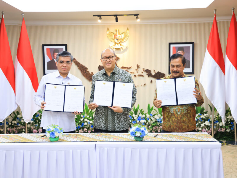 Surat Keputusan Bersama (SKB) tentang integrasi sistem pelayanan TKA lintas Kementerian/Lembaga berbasis layanan satu pintu melalui OSS. Foto: kemnaker/peluangnews