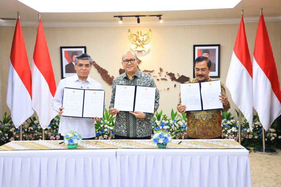 Surat Keputusan Bersama (SKB) tentang integrasi sistem pelayanan TKA lintas Kementerian/Lembaga berbasis layanan satu pintu melalui OSS. Foto: kemnaker/peluangnews