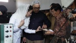 Wamendag mengunjungi Fortuna Shoes. Foto: humas/peluangnews