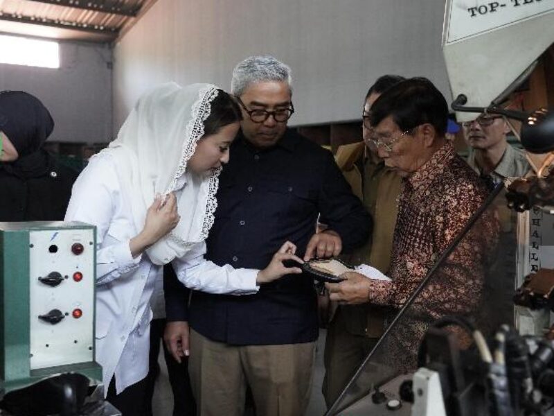 Wamendag mengunjungi Fortuna Shoes. Foto: humas/peluangnews