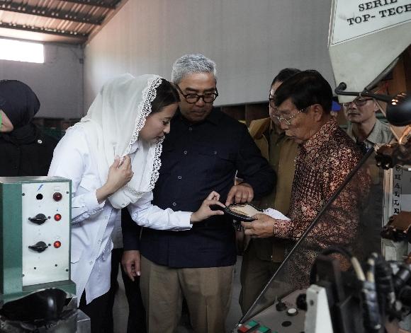 Wamendag mengunjungi Fortuna Shoes. Foto: humas/peluangnews