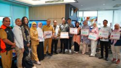 Kadin DKI Jakarta menyerahkan bantuan untuk korban gempa NTT. Foto: Kadin DKI Jakarta