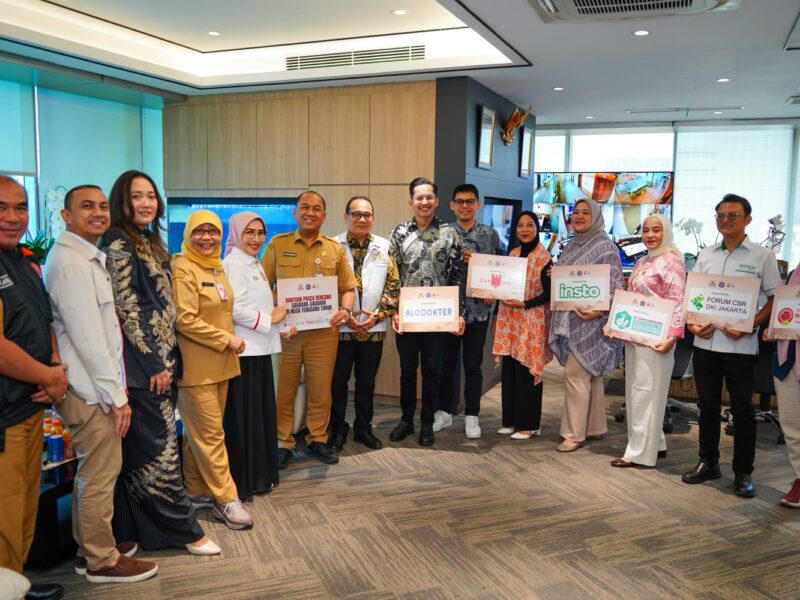 Kadin DKI Jakarta menyerahkan bantuan untuk korban gempa NTT. Foto: Kadin DKI Jakarta