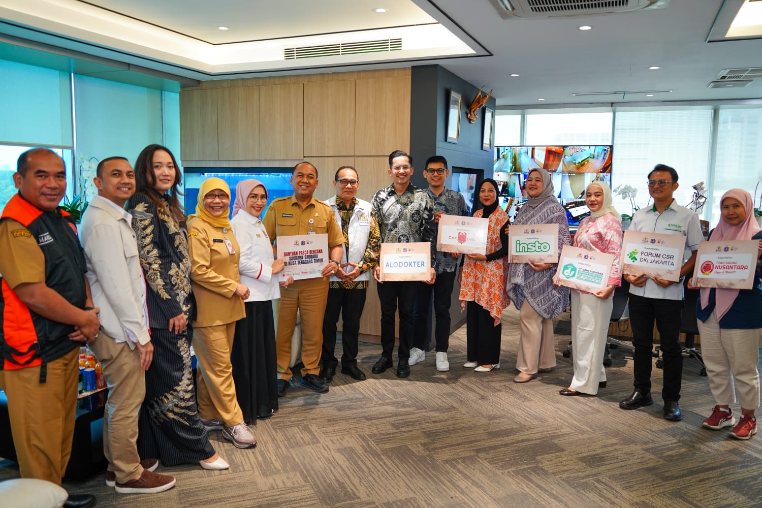 Kadin DKI Jakarta menyerahkan bantuan untuk korban gempa NTT. Foto: Kadin DKI Jakarta