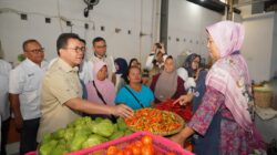 Mendag Busan usai memantau harga dan ketersediaan bapok di Pasar Potrojayan, Kabupaten Sleman, Daerah Istimewa Yogyakarta, Senin (21/9).