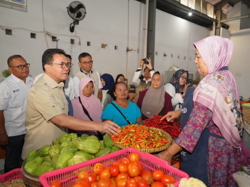 Mendag Busan usai memantau harga dan ketersediaan bapok di Pasar Potrojayan, Kabupaten Sleman, Daerah Istimewa Yogyakarta, Senin (21/9).
