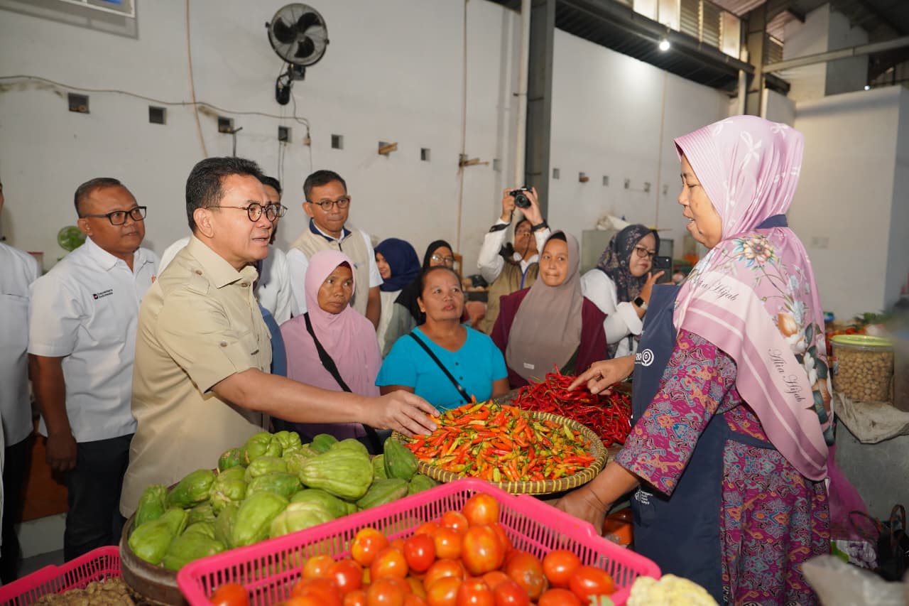 Mendag Busan usai memantau harga dan ketersediaan bapok di Pasar Potrojayan, Kabupaten Sleman, Daerah Istimewa Yogyakarta, Senin (21/9).