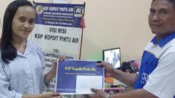 KSP Kopdit Pintu Air Serahkan Beasiswa Pendidikan untuk Mahasiswa Berprestasi di Sorong