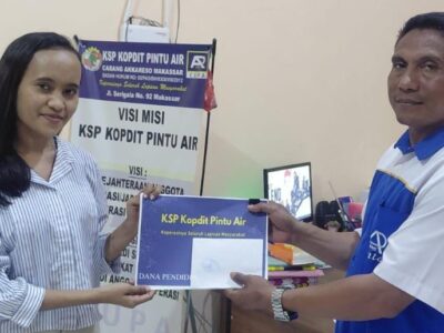 KSP Kopdit Pintu Air Serahkan Beasiswa Pendidikan untuk Mahasiswa Berprestasi di Sorong