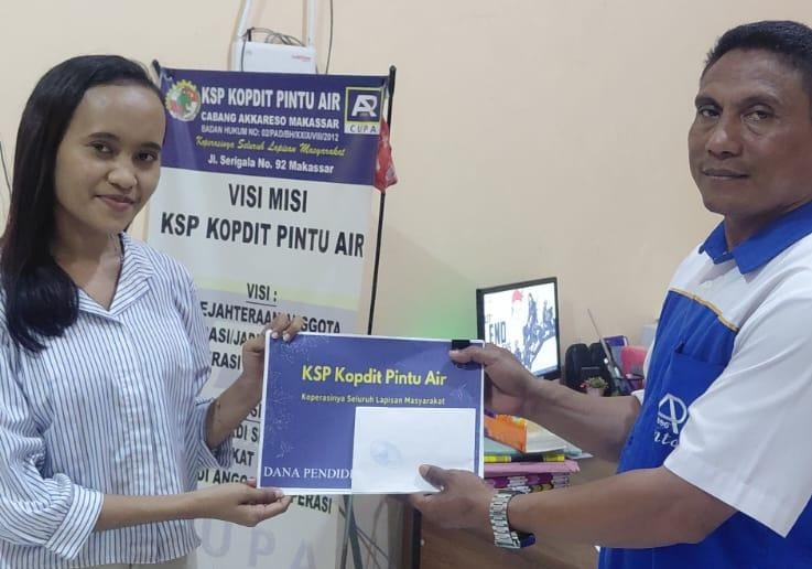 Penyerahan bantuan dana pendidikan/beasiswa kepada Elisabeth Atisa Berepung (NBA: 437.840), anggota KSP Kopdit Pintu Air Cabang Akkareso Makassar Unit Sorong, Kota Sorong, provinsi Papua Barat Daya.
