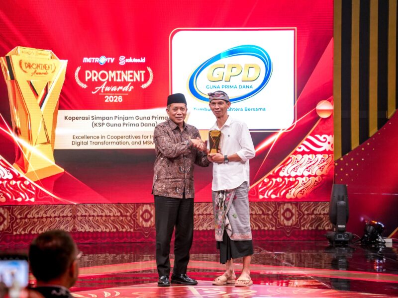 Menteri Koperasi Ferry Juliantono menyerahkan penghargaan kepada Manager Utama KSP Guna Prima Dana I Wayan Suyatna. Foto: Gema/peluangnews