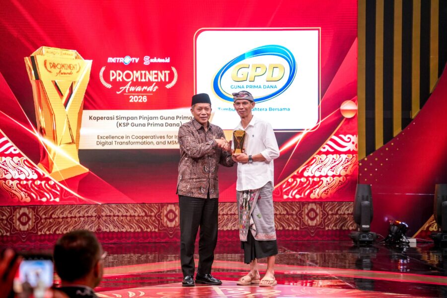 Menteri Koperasi Ferry Juliantono menyerahkan penghargaan kepada Manager Utama KSP Guna Prima Dana I Wayan Suyatna. Foto: Gema/peluangnews