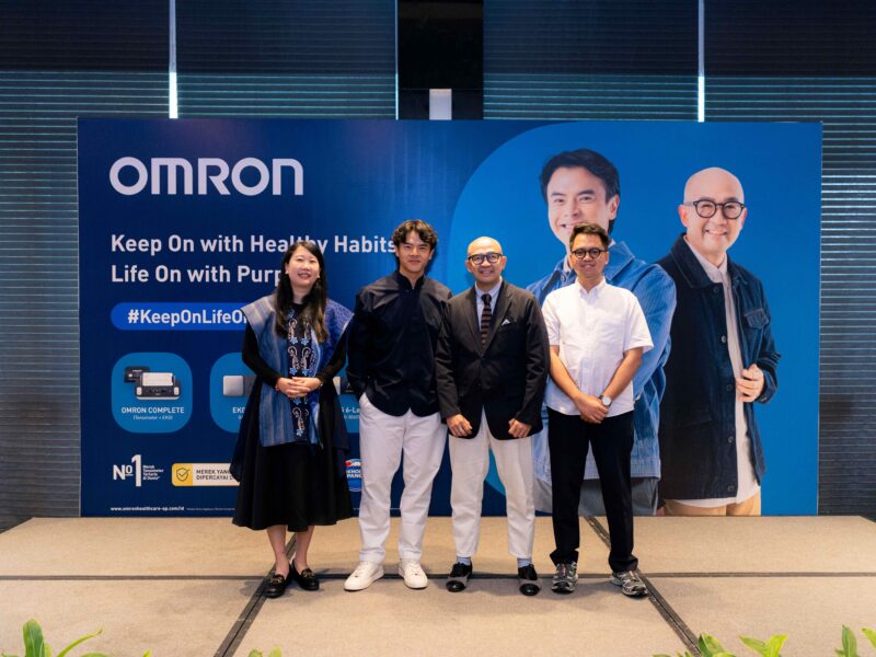 (Ki-Ka) Fanny Himawan, Marketing Manager OMRON Healthcare Indonesia_ Dion Wiyoko dan Iwet Ramadhan, Sahabat Sehat OMRON_ serta dr. Decsa Medika Hertanto