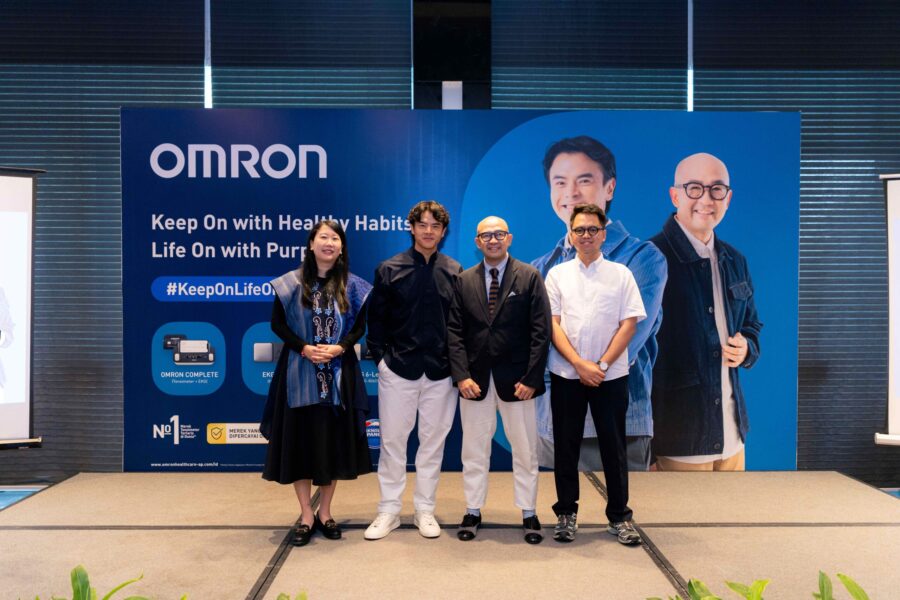 (Ki-Ka) Fanny Himawan, Marketing Manager OMRON Healthcare Indonesia_ Dion Wiyoko dan Iwet Ramadhan, Sahabat Sehat OMRON_ serta dr. Decsa Medika Hertanto