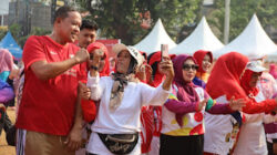 Wali Kota Bekasi Tri Adhianto bersama Ketua Komite Olahraga Masyarakat Indonesia (KORMI) Kota Bekasi Wiwiek Hargono mengikuti senam sehat bersama para lansia dan komunitas olahraga masyarakat di Lapangan Kecamatan Pondok Gede, Minggu (18/10/2026). Foto: indik.id