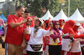 Wali Kota Bekasi Tri Adhianto bersama Ketua Komite Olahraga Masyarakat Indonesia (KORMI) Kota Bekasi Wiwiek Hargono mengikuti senam sehat bersama para lansia dan komunitas olahraga masyarakat di Lapangan Kecamatan Pondok Gede, Minggu (18/10/2026). Foto: indik.id