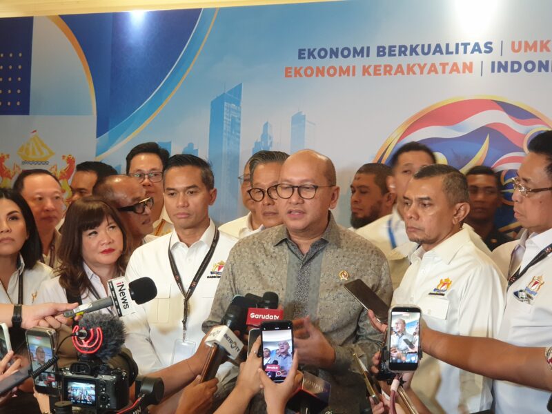 Menteri Investasi dan Hilirisasi Rosan Roeslani bersama Ketua Umum Kadin Indonesia Anindya Novyan Bakrie. Foto: Gema/peluangnews