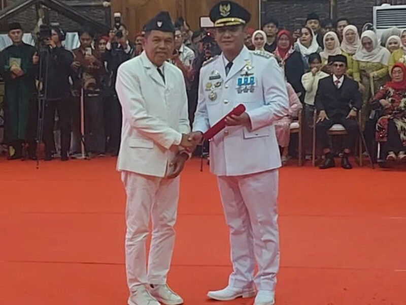 Bupati Bekasi Asep Surya Atmaja setelah resmi dilantik untuk sisa masa jabatan 2025–2030. Foto: pojoksatu.id