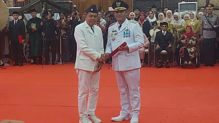 Bupati Bekasi Asep Surya Atmaja setelah resmi dilantik untuk sisa masa jabatan 2025–2030. Foto: pojoksatu.id