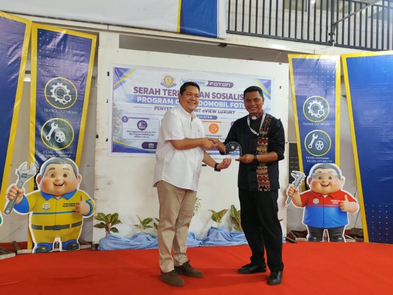 PT Indomobil Global Transportasi atau Indomobil Foton menyerahkan satu unit mobil listrik minibus Foton E-View kepada Politeknik Cristo Re Maumere, Nusa Tenggara Timur. Foto: Indomobil/peluangnews