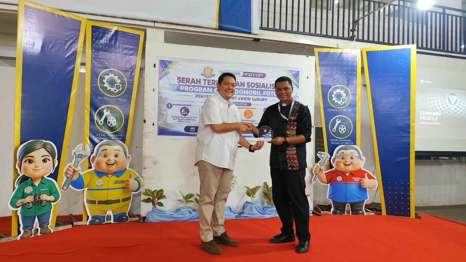 PT Indomobil Global Transportasi atau Indomobil Foton menyerahkan satu unit mobil listrik minibus Foton E-View kepada Politeknik Cristo Re Maumere, Nusa Tenggara Timur. Foto: Indomobil/peluangnews