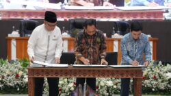 Penandatanganan Surat Edaran Bersama (SEB) oleh Menteri Dalam Negeri Muhammad Tito Karnavian bersama Kementerian Haji dan Umrah serta Kementerian Kesehatan, Jumat (9/10/2026). Foto: humas/peluangnews