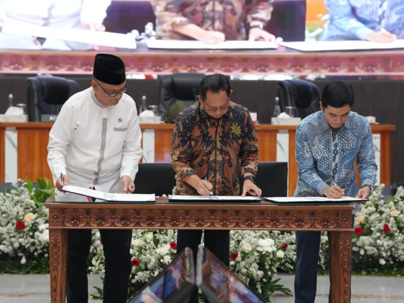 Penandatanganan Surat Edaran Bersama (SEB) oleh Menteri Dalam Negeri Muhammad Tito Karnavian bersama Kementerian Haji dan Umrah serta Kementerian Kesehatan, Jumat (9/10/2026). Foto: humas/peluangnews