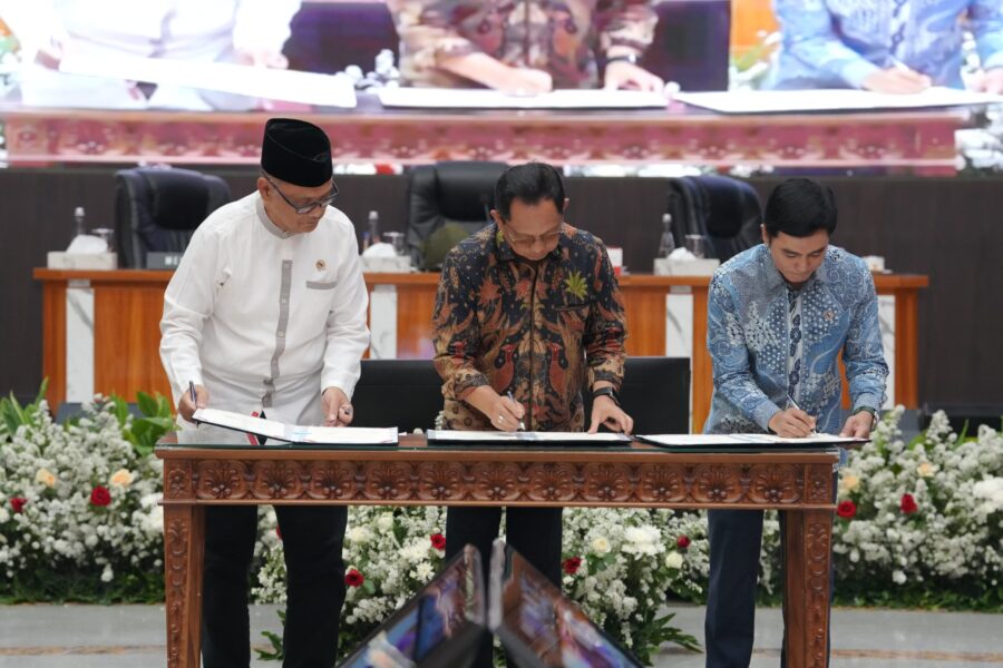 Penandatanganan Surat Edaran Bersama (SEB) oleh Menteri Dalam Negeri Muhammad Tito Karnavian bersama Kementerian Haji dan Umrah serta Kementerian Kesehatan, Jumat (9/10/2026). Foto: humas/peluangnews