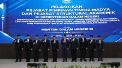Mendagri Tito Karnavian melantik sejumlah Pejabat Pimpinan Tinggi Madya (Eselon I), staf khusus, dan pejabat struktural akademik. Foto: humas/peluang