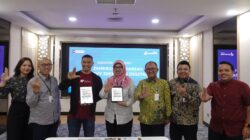Penandatanganan nota kesepahaman (Memorandum of Understanding/MoU) oleh Direktur Operasional sekaligus Pelaksana Tugas (Plt.) Direktur Keuangan, SDM, dan Umum Jamkrindo Syariah, Loesdarwanto, bersama Chief Business Officer Privy, Brata R. Rafly. Foto: privy/peluangnews