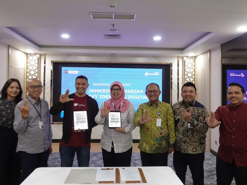 Penandatanganan nota kesepahaman (Memorandum of Understanding/MoU) oleh Direktur Operasional sekaligus Pelaksana Tugas (Plt.) Direktur Keuangan, SDM, dan Umum Jamkrindo Syariah, Loesdarwanto, bersama Chief Business Officer Privy, Brata R. Rafly. Foto: privy/peluangnews