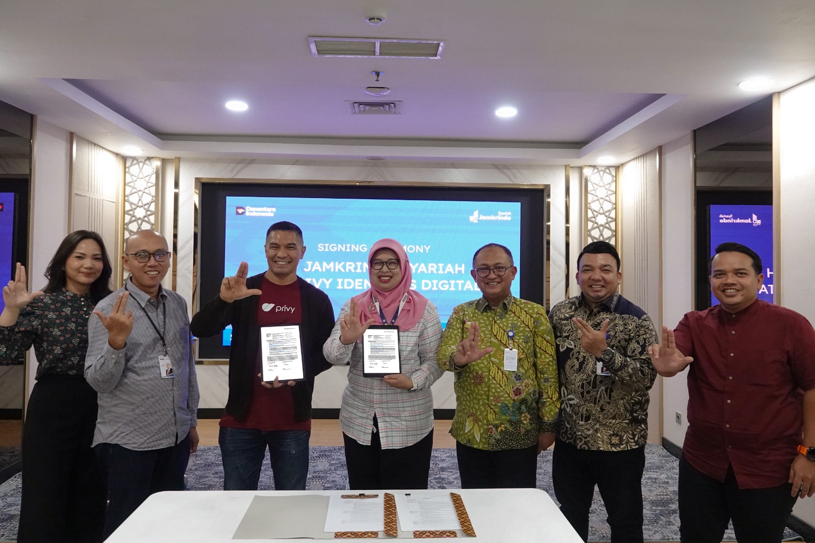 Penandatanganan nota kesepahaman (Memorandum of Understanding/MoU) oleh Direktur Operasional sekaligus Pelaksana Tugas (Plt.) Direktur Keuangan, SDM, dan Umum Jamkrindo Syariah, Loesdarwanto, bersama Chief Business Officer Privy, Brata R. Rafly. Foto: privy/peluangnews