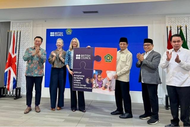 (ki-ka) Summer Xia, Country DirectorIndonesia dan Director Southeast Asia British Council, Fiona Ritchie, Wakil Duta Besar Inggris untuk Indonesia, Kate
Joyce, Direktur Asia Pasifik, British Council, Prof. Dr. KH. Nasaruddin Umar, M.A. Menteri Agama RI, Prof. Dr. Phil.
Kamaruddin Amin — Sekretaris Jenderal Kementerian Agama RI dan Dr. Fesal Musaad, M.Pd. — Direktur Guru dan
Tenaga Kependidikan Madrasah Kemenag RI.