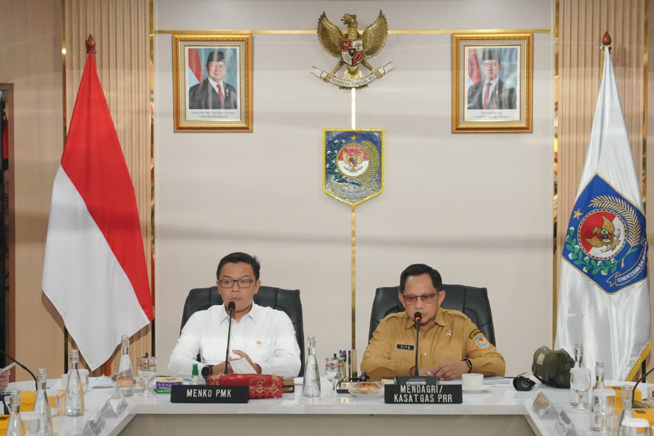 rapat koordinasi percepatan rehabilitasi dan rekonstruksi pascabencana Sumatera di Kantor Pusat Kementerian Dalam Negeri, Jakarta, Senin (26/10/2026). Foto: humas/peluangnews