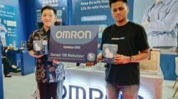 OMRON serahkan bantuan nebulazer ke Kitabisa. Foto: Ratih/peluangnews