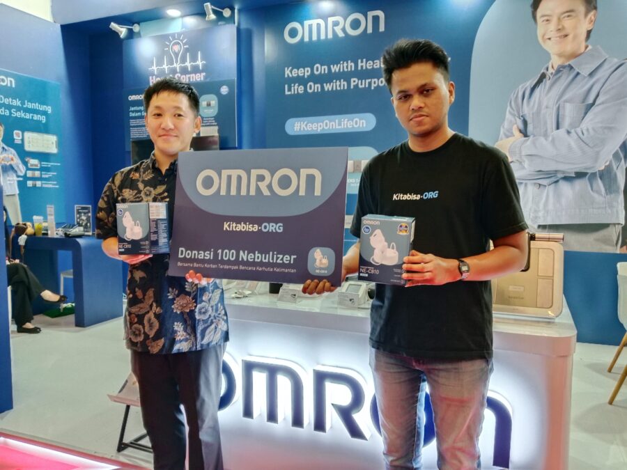 OMRON serahkan bantuan nebulazer ke Kitabisa. Foto: Ratih/peluangnews