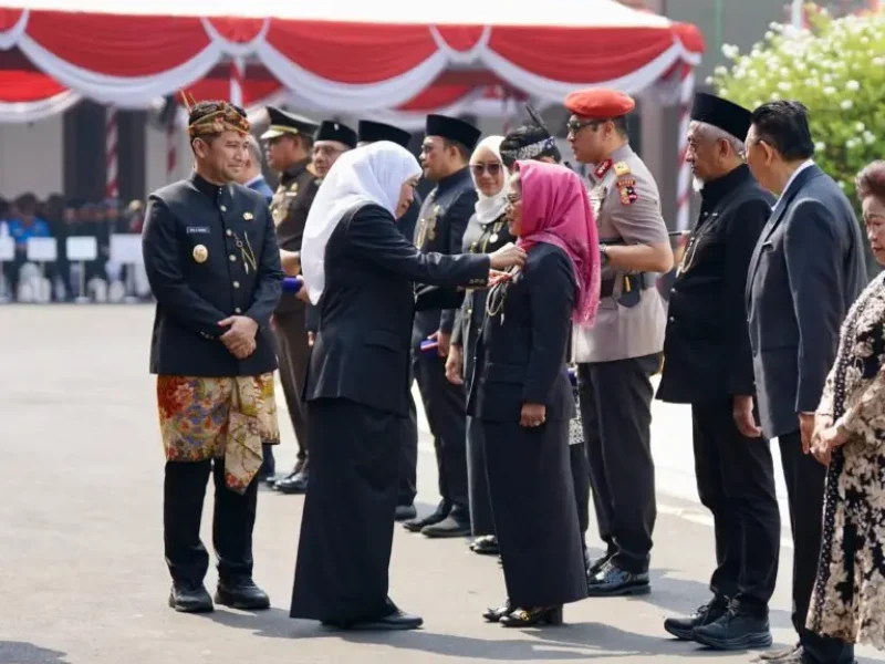 Sri Untari menerima penghargaan Lencana Emas Jer Basuki Mawa Beya dari Gubernur Jawa Timur Khofifah Indar Parawansa. Foto: jatimsatunews