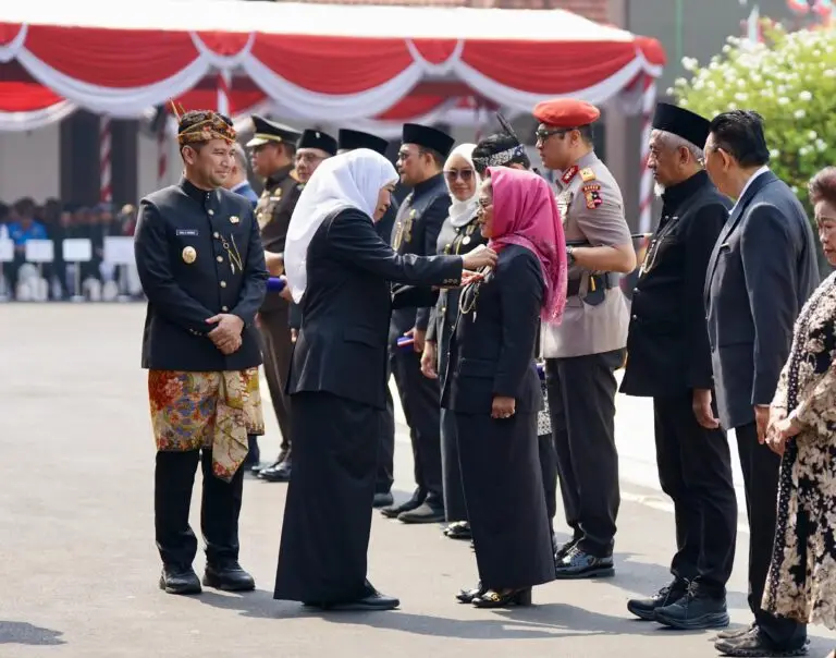 Sri Untari menerima penghargaan Lencana Emas Jer Basuki Mawa Beya dari Gubernur Jawa Timur Khofifah Indar Parawansa. Foto: jatimsatunews