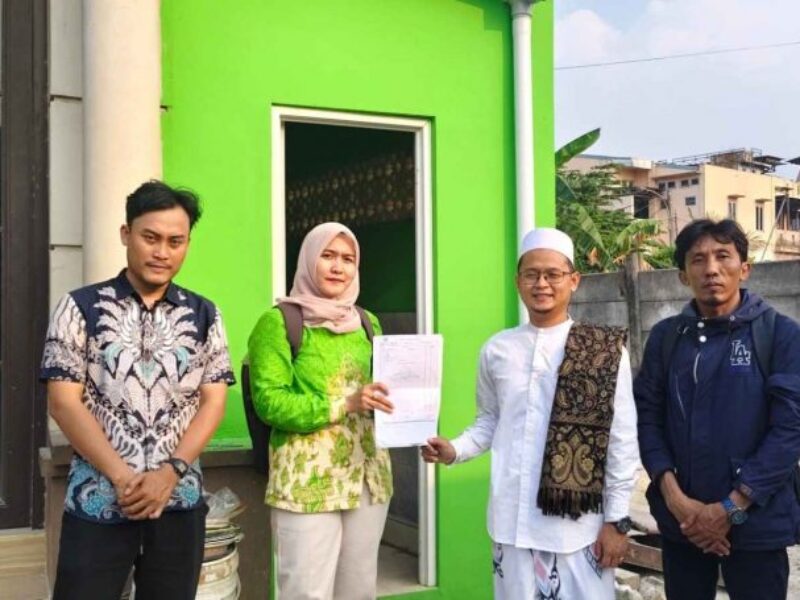 Pemberian bantuan program Sanimesra dari Kopsyah BMI. Foto: klikbmi