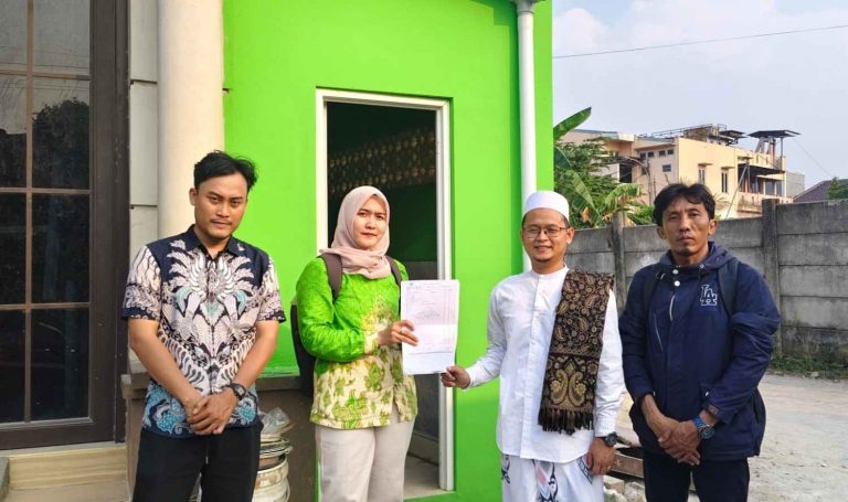 Pemberian bantuan program Sanimesra dari Kopsyah BMI. Foto: klikbmi